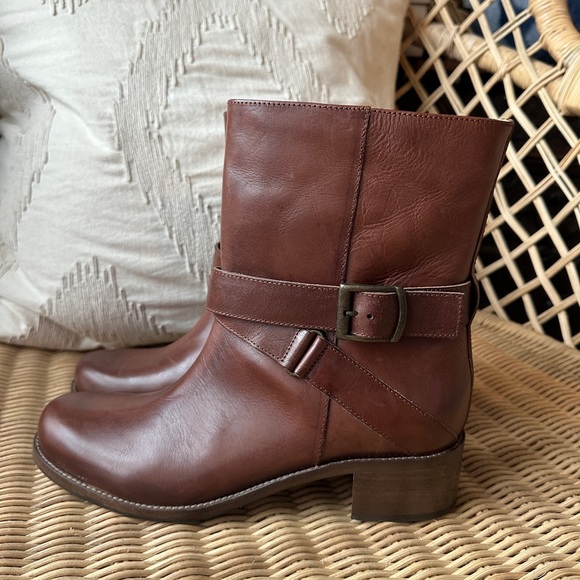 10022-SHOE SAKS FIFTH AVENUE BROWN LEATHER SHORT BUCKLE BOOTS - Picture 2 of 7